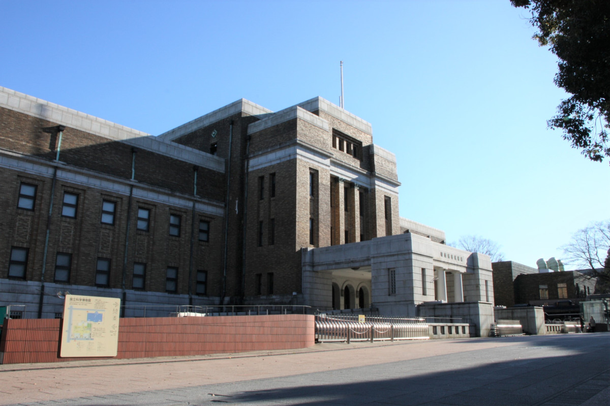 国立科学博物館外観（左）